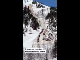Катались на снегоходах и заставили лавину на горе Мамай. Туристы успели заснять на видео сход снега. К счастью, никто не пострад