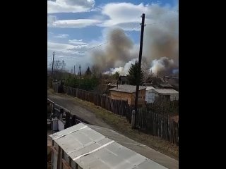 Дачные дома и хозяйственные постройки загорелись в Братском районе Иркутской области в условиях сильного ветра, идет эвакуация д