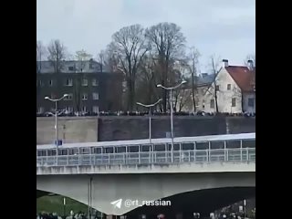 Эстонцы пришли на набережную, чтобы через реку посмотреть концерт в честь Дня Победы в Ивангороде