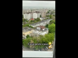 Жители Кишинёва потребовали у властей объяснений, как на крыше пятиэтажки кто-то построил двухэтажный дом с забором