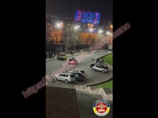 В Казани поймали водителя, который у стен Кремля прокатил друзей на капоте машины