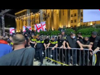 Между протестующими и полицейскими перед зданием парламента Грузии начались стычки