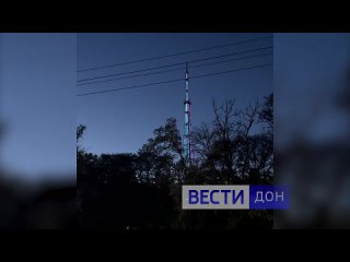 Ростовская телевышка вечером засияла праздничной подсветкой в честь Первомая. На переливающемся шпиле появилась надпись Мир. Тр