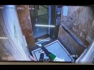 En China, un hombre inadecuado se volvió loco golpeando a su novia, por lo que atacó a un guardia de seguridad anciano que inten