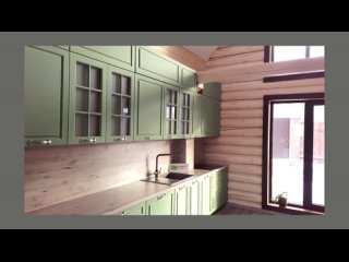 Кухня со шкафчиками «в лестнице»