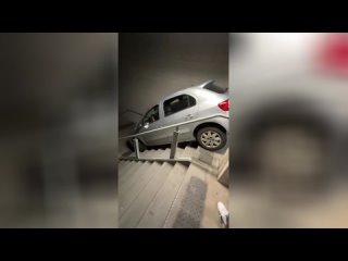Бразильский фанат случайно спустил свою машину с лестницы после игры местного чемпионата.  В минувши