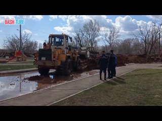 🇷🇺 В центре Оренбурга пытаются спасти от «наступающей» реки Урал жилые дома и хозяйственные постройки на улице Черепановых