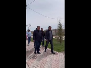 Аким Алматинской области Марат Султангазиев с группой молодых людей спросил старушку