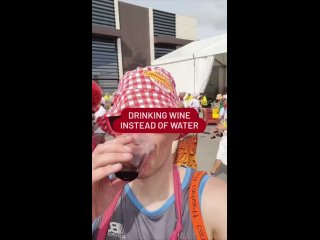⚡️Блогер-марафонец показал, как проходит ежегодный «винный марафон» во Франции.

Всё почти как в обычном марафоне, только жажду