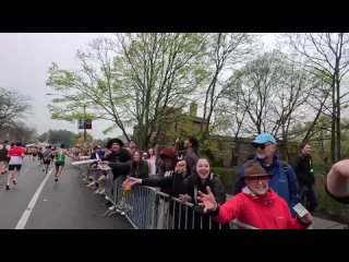 Boston Marathon 2023 болельщики