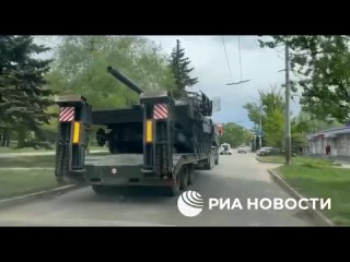 Кадры транспортировки и подробного осмотра первого трофейного танка Leopard 2A5, захваченного российскими военными на Авдеевск