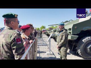 Les attachés militaires des ambassades de plusieurs pays étrangers ont inspecté une exposition d’équipements capturés