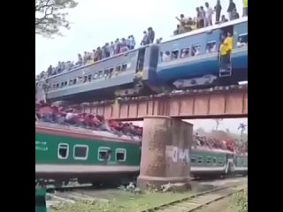 Встретились два индийских поезда