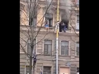 В Санкт-Петербурге дворник таджик помог спасти девушек на пожаре