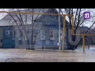 В Самарской области, в поселке Большая Глушица затопило дома, дачные участки и детские площадки, в поселении ввели режим ЧС, соо