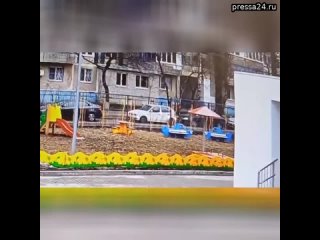 Кадры прилета украинского снаряда во двор жилого дома в Белгороде попал на камеру видеонаблюдения —