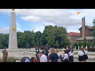 Diplomticos rusos y de otros pases colocaron coronas y flores en los monumentos militares en Budapest, capital de Hungra, en
