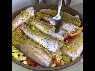 Рецепт сочного минтая с овощами на сковородке