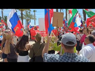 Arbonaidas, banderas rusas y banderas soviticas en la marcha del regimiento inmortal en Almera