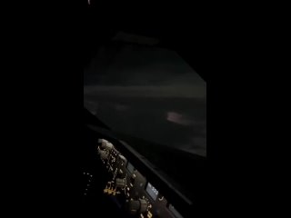 Французский пилот заснял молнию наоборот — она бьёт н?