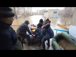 Росгвардейцы эвакуируют граждан с подтопленных территорий Орска