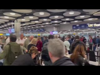 В британских аэропортах царит хаос из-за сбоя в системе пограничного контроля