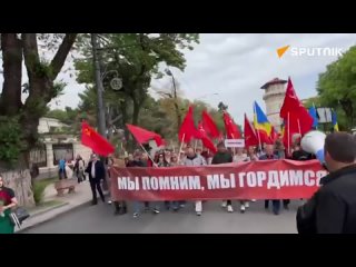 Колонна Марша Победы в Кишиневе идёт к мемориалу Вечность
