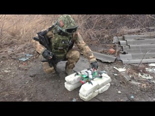Операторы FPV-дронов Южной группировки войск уничтожили склад боеприпасов и технику ВСУ на Донецком направлении
