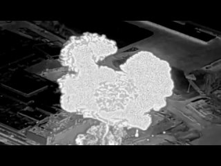 Кадры уничтожения ударом ОТРК «Искандер» двух пусковых установок РСЗО «Ураган»