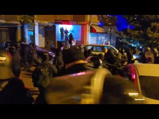 Толпа протестующих у здания парламента Грузии снова пытается вытеснить силовиков
