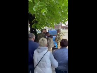 В Ужгороде женщины отбили мужчину у военкомов-полицаев