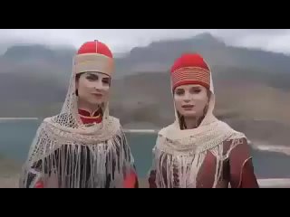 Солисты Государственного ансамбля народной песни и танца Республики Адыгея Исламй исполняют песню На безымянной высоте.