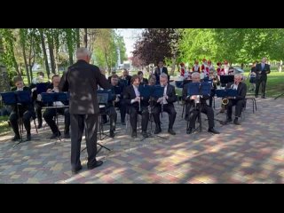 В городском саду играет духовой оркестр имени В.Агапкина