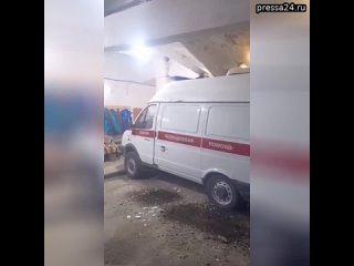 На Урале бетонная плита крыши гаража рухнула на машины скорой помощи — к счастью, никто не пострадал