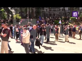 Manifestanti si sono radunati fuori dall’edificio del Parlamento in Georgia