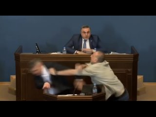 В парламенте Грузии произошла эпичная драка