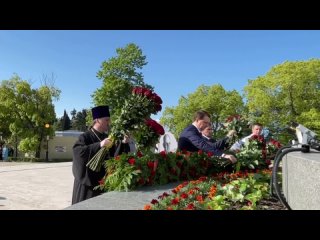 В преддверии 9 Мая возложили цветы к мемориалу Подвиг во имя жизни, в котором увековечен вклад города-курорта в Великую Побед