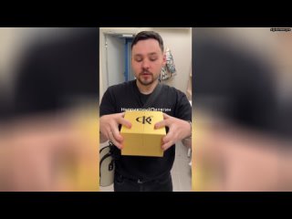 Анекдот: Филипп Киркоров выпустил свои беспроводные наушники. При открывании коробки играет его трек