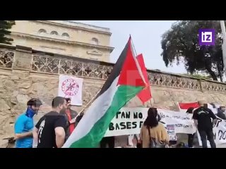 🇪🇸 Una protesta contra la OTAN, Estados Unidos y Zelenski frente al Consulado general estadounidense en Barcelona