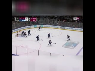 Российский хоккеист Ничушкин забил головой в матче НХЛ против Ванкувера: шайба нападающего Колор