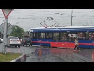 Очередное ДТП трамвая с легковушкой парализовало движение на перекрёстке Доватора-Калинина. Образовалась большая пробка со сторо