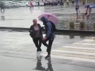️ Грустная новость для тех, кто не взял сегодня зонт — сильный дождь в Нижнем прекратится только ночью