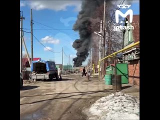 Густой чёрный дым над промзданием на Яшь Кыч в Казани