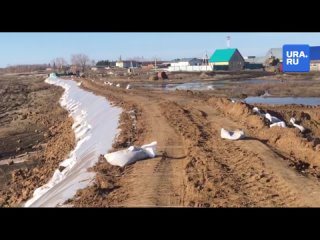 Жители села Казанское помогают укреплять дамбу, чтобы остановить воду из реки Ишим