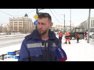 На улицах Якутска ведётся усиленная уборка снега