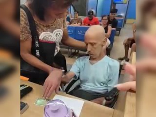 В Бразилии бразильянка “привела“ в банк труп своего “дяди“ в инвалидной коляске и попыталась взять кредит на его имя. Сотрудники