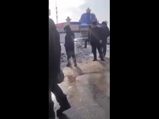 В Новосибирске толпа абу-бандитов окружила девушку-водителя. Женщина пыталась проехать к своему дому
