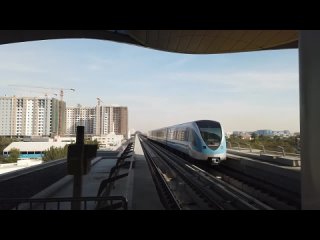 поезд метро Дубая со звуком разгона поезда метро номерного