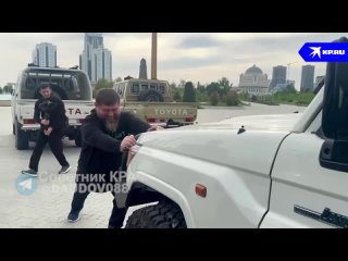 Опубликовано видео с Рамзаном Кадыровым, который своими руками тянет огромный внедорожник Toyota Land Cruiser. Кадрами необычног
