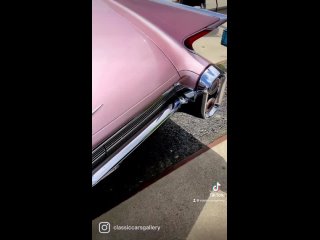 [Classic Cars Gallery] 1960 Cadillac Sedan Deville with the classic pink